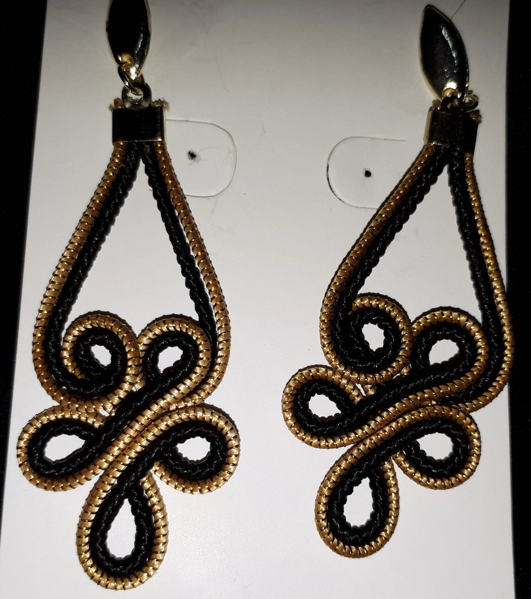 Brinco Diamante Negro Capim Dourado