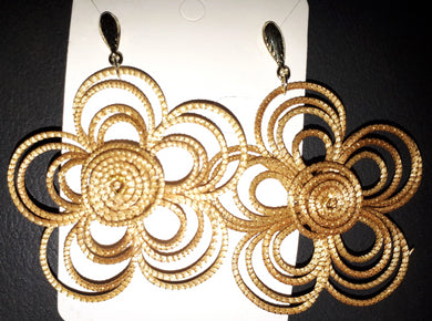 Brinco Flor de Lotus Capim Dourado