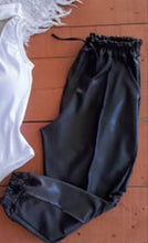 Carregar imagem no visualizador da galeria, Calça Jogger de Couro Sintético