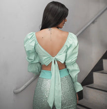 Carregar imagem no visualizador da galeria, Blusa Cropped Acetinado Meia Manga Longa