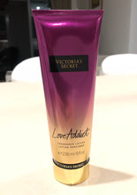 Carregar imagem no visualizador da galeria, Victoria&#39;s Secret Loção Hidratante Love Addict 236 ml