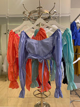 Carregar imagem no visualizador da galeria, Blusa Cropped Acetinado Meia Manga Longa