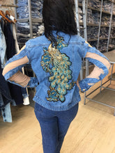 Carregar imagem no visualizador da galeria, Jaqueta Jeans com Pavão Bordado e tule nas mangas