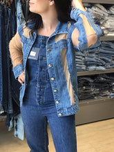Carregar imagem no visualizador da galeria, Jaqueta Jeans com Pavão Bordado e tule nas mangas