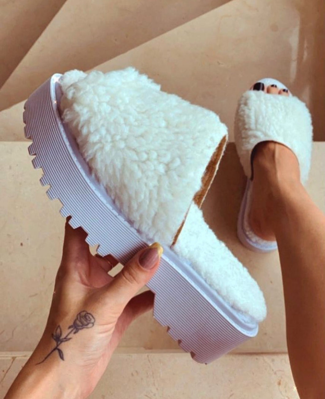 Chinelo sandália fluffy chique